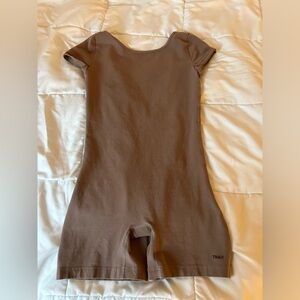 Aritzia Tna
HOLD-IT™ BACKDROP ROMPER in Deep Taupe | Size Small